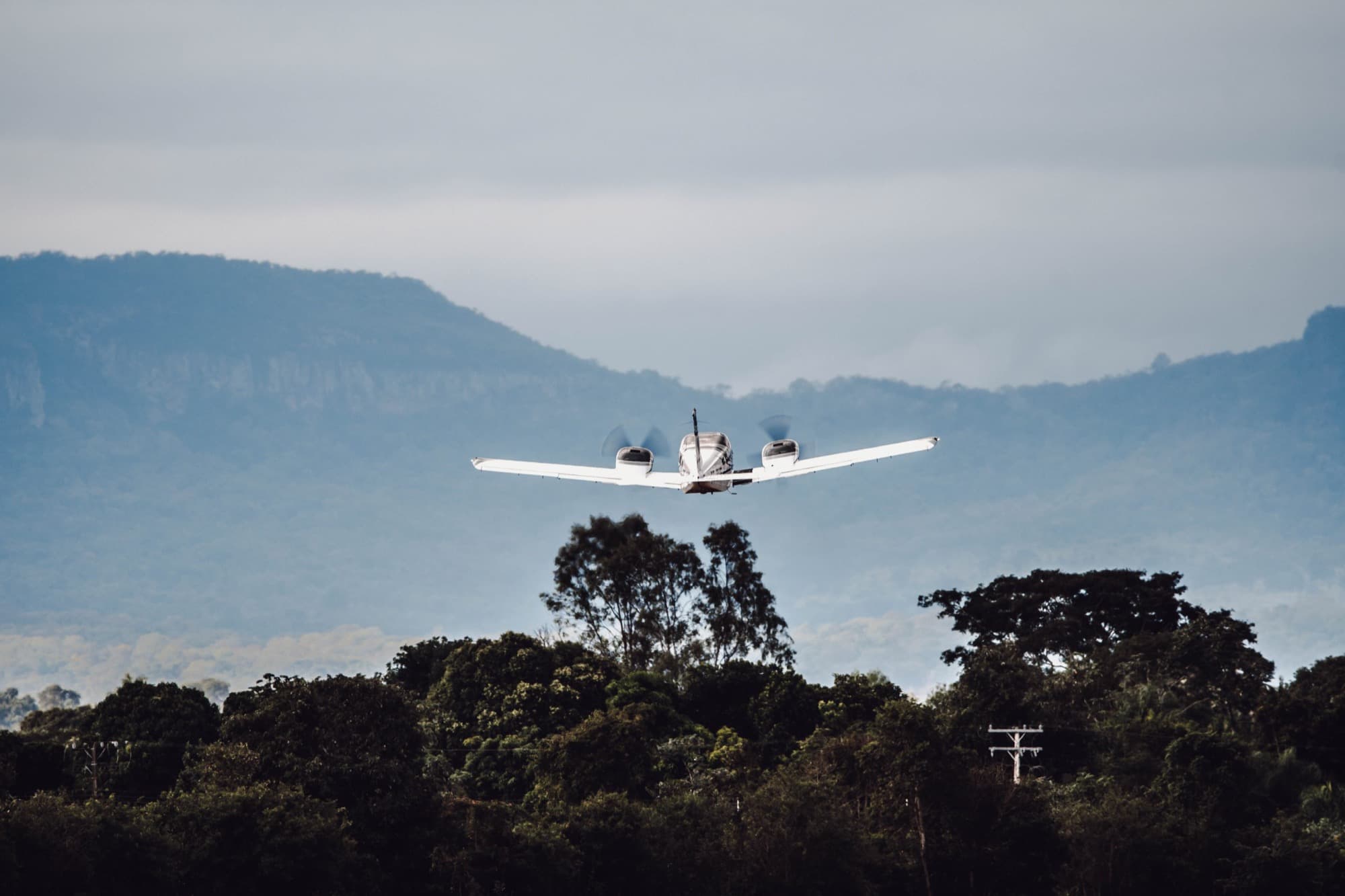 Bimotor em aproximação sobre a serra, foto publicada no site da União Táxi Aéreo